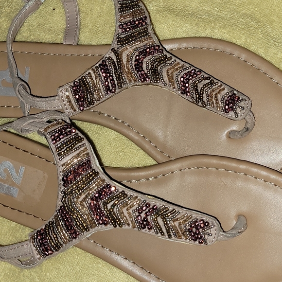 Beaded sandals. - Picture 7 of 9